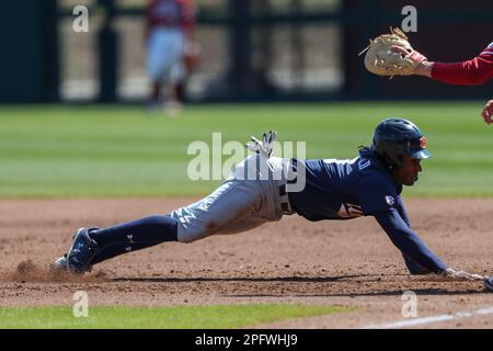 Ein Pick-Off-Versuch. 18. März 2023. Auburn Base Runner Chris Stanfield #3 springt zurück in die erste Base, um zu versuchen, abzuheben. Arkansas besiegte Auburn 9-3 in Fayetteville, AR, Richey Miller/CSM/Alamy Live News Stockfoto