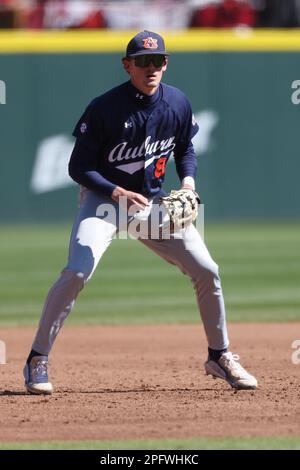Er Ist Bereit Für Das Stück. 18. März 2023. Bryson Ware #8 von Auburn hüpft herum, um sich auf das Spiel vorzubereiten. Arkansas besiegte Auburn 9-3 in Fayetteville, AR, Richey Miller/CSM/Alamy Live News Stockfoto