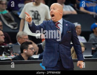 Sacramento, Kalifornien, USA. 18. März 2023. UCLA Bruins Cheftrainer Mick Cronin schreit während eines Spiels im NCAA Tournament im Golden 1 Center in Sacramento, Samstag, 18. März 2023. Princeton Tigers schlug die Missouri Tigers 78-63. (Kreditbild: © Paul Kitagaki Jr./ZUMA Press Wire) NUR REDAKTIONELLE VERWENDUNG! Nicht für den kommerziellen GEBRAUCH! Stockfoto