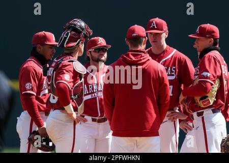 Das Infield hört in den USA zu. 18. März 2023. Matt Hobbs, Pitcher in Arkansas, spricht mit seinem Pitcher will McEntire #41, während der Rest des Spielfeldes zuhört. Arkansas besiegte Auburn 9-3 in Fayetteville, AR, Richey Miller/CSM/Alamy Live News Stockfoto