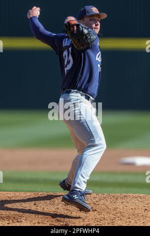 Startplatte. 18. März 2023. Auburn Pitcher Tanner Bauman #25 bereitet sich darauf vor, einen Wurf auf die Startplatte zu bringen. Arkansas besiegte Auburn 9-3 in Fayetteville, AR, Richey Miller/CSM/Alamy Live News Stockfoto