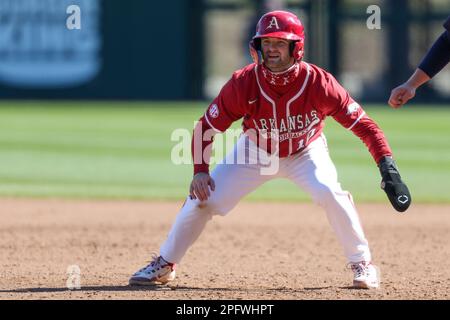 Sein Vorsprung Von Der First Base. 18. März 2023. Peyton Stovall #10, Baseläufer in Arkansas, arbeitet an seiner Führung von der ersten Base. Arkansas besiegte Auburn 9-3 in Fayetteville, AR, Richey Miller/CSM/Alamy Live News Stockfoto