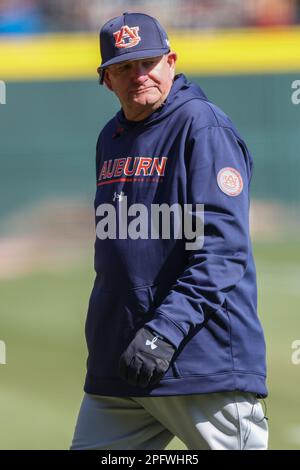 Der Hügel. 18. März 2023. Auburn Pitching Coach Daron Schoenrock geht nach einem Besuch des Hügels zurück zum Dugout. Arkansas besiegte Auburn 9-3 in Fayetteville, AR, Richey Miller/CSM/Alamy Live News Stockfoto
