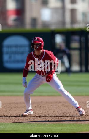 Erste Basis. 18. März 2023. Der Arkansas-Baseläufer Hunter Grimes #21 arbeitet daran, seinen Vorsprung von der ersten Base zu verlängern. Arkansas besiegte Auburn 9-3 in Fayetteville, AR, Richey Miller/CSM/Alamy Live News Stockfoto