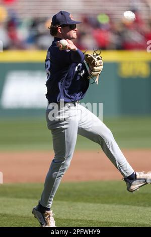 Zuerst. 18. März 2023. Tigers Infielder Bryson Ware #8 wirft den Ball über den Diamanten, um als erster zu erscheinen. Arkansas besiegte Auburn 9-3 in Fayetteville, AR, Richey Miller/CSM/Alamy Live News Stockfoto
