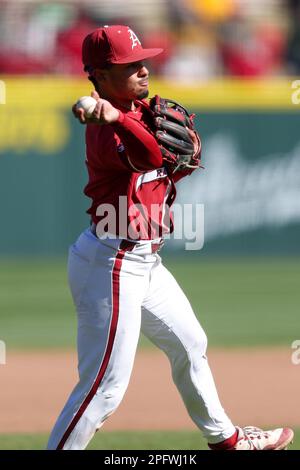 Zuerst. 18. März 2023. Razorback Dritter Baseman Harold Coll #1 wirft den Wurf zum Ersten. Arkansas besiegte Auburn 9-3 in Fayetteville, AR, Richey Miller/CSM/Alamy Live News Stockfoto