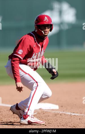 Dritte Base. 18. März 2023. Kendall Diggs #5 aus Arkansas arbeitet sich an einer Spur von der dritten Base. Arkansas besiegte Auburn 9-3 in Fayetteville, AR, Richey Miller/CSM/Alamy Live News Stockfoto