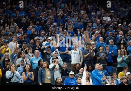 Sacramento, Kalifornien, USA. 18. März 2023. UCLA Bruins-Fans reagieren während eines Spiels im NCAA Tournament im Golden 1 Center in Sacramento am Samstag, den 18. März 2023. Princeton Tigers schlug die Missouri Tigers 78-63. (Kreditbild: © Paul Kitagaki Jr./ZUMA Press Wire) NUR REDAKTIONELLE VERWENDUNG! Nicht für den kommerziellen GEBRAUCH! Stockfoto