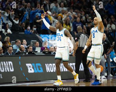 Sacramento, Kalifornien, USA. 18. März 2023. UCLA Bruins Guard David Singleton (34) und UCLA Bruins Guard Amari Bailey (5) reagieren auf einen blockierten Korb während eines Spiels im NCAA Tournament im Golden 1 Center in Sacramento, Samstag, 18. März 2023. Princeton Tigers schlug die Missouri Tigers 78-63. (Kreditbild: © Paul Kitagaki Jr./ZUMA Press Wire) NUR REDAKTIONELLE VERWENDUNG! Nicht für den kommerziellen GEBRAUCH! Stockfoto