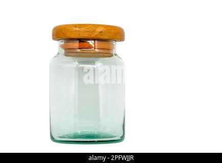 Isolierter alter Glasbehälter mit Holzdeckel. Klassischer Glasbehälter auf weißem Hintergrund, Vorderansicht, leerer Platz im Glas. Stockfoto