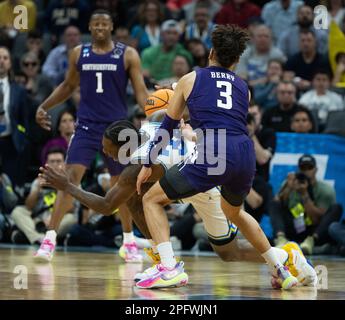 Sacramento, Kalifornien, USA. 18. März 2023. UCLA Bruins Guard David Singleton (34) reagiert, wenn er in den letzten Sekunden des Spiels gegen die Wache der Northwestern Wildcats im NCAA Tournament im Golden 1 Center in Sacramento, Samstag, den 18. März 2023, verletzt wird. Princeton Tigers schlug die Missouri Tigers 78-63. (Kreditbild: © Paul Kitagaki Jr./ZUMA Press Wire) NUR REDAKTIONELLE VERWENDUNG! Nicht für den kommerziellen GEBRAUCH! Stockfoto