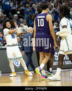 Sacramento, Kalifornien, USA. 18. März 2023. UCLA Bruins Guard Tyger Campbell (10) reagiert, nachdem er im NCAA-Turnier im Golden 1 Center in Sacramento am Samstag, den 18. März 2023 die Wildcats im Nordwesten 68-63 geschlagen hat. Princeton Tigers schlug die Missouri Tigers 78-63. (Kreditbild: © Paul Kitagaki Jr./ZUMA Press Wire) NUR REDAKTIONELLE VERWENDUNG! Nicht für den kommerziellen GEBRAUCH! Stockfoto