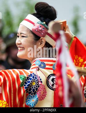 Tokio, Japan - 27. August 2022: Foto der yosakoi-Tänzerin beim Yosakoi Street Dancing Festival in Tokio, Harajuku Omotesando Stockfoto