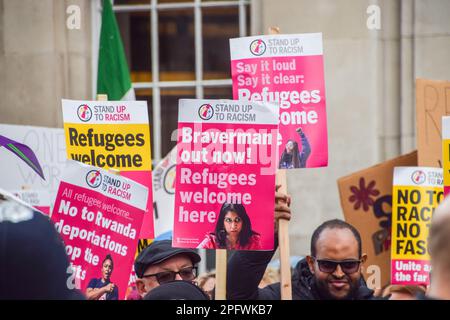 London, Großbritannien. 18. März 2023. Ein Protestteilnehmer hält ein Plakat, auf dem die Absetzung von Innenministerin Suella Braverman während der Demonstration vor dem BBC-Hauptquartier gefordert wird. Tausende von Menschen marschierten durch Central London, um Flüchtlinge zu unterstützen und gegen Rassismus und das Gesetz der britischen Regierung über illegale Migration zu protestieren. Kredit: SOPA Images Limited/Alamy Live News Stockfoto