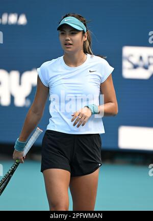 Miami Gardens, Florida, USA. 18. März 2023. Emma Raducanu wurde am 18. März 2023 während der Miami Open im Hard Rock Stadium in Miami Gardens, Florida, auf dem Übungsfeld gesehen. Kredit: Mpi04/Media Punch/Alamy Live News Stockfoto