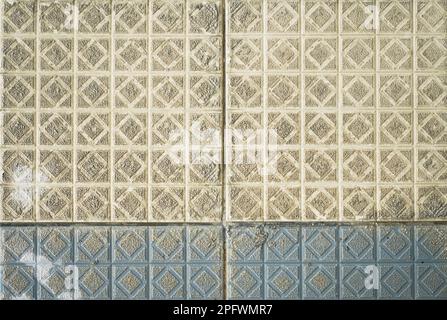 Hintergrund mit der Textur des natürlichen Sandsteins. Ungleichmäßiger Hintergrund für Zeichnungen. Mit einem Platz zum Kopieren. Die Textur des Sandes auf dem Tisch neben dem Strand. Blick von oben. Hochwertiges Foto Stockfoto