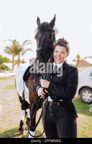 Weibliche Reiterin und ihr Pferd witzige Porträts Stockfoto