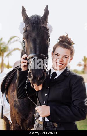 Weibliche Reiterin und ihr Pferd witzige Porträts Stockfoto