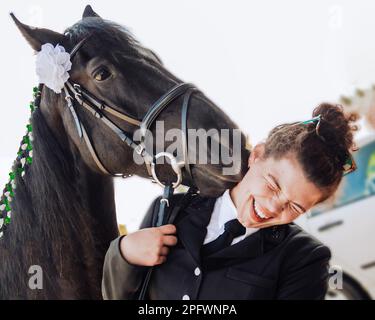 Weibliche Reiterin und ihr Pferd witzige Porträts Stockfoto