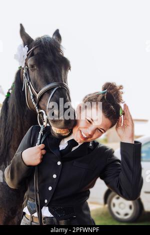 Weibliche Reiterin und ihr Pferd witzige Porträts Stockfoto