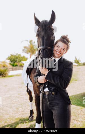 Weibliche Reiterin und ihr Pferd witzige Porträts Stockfoto