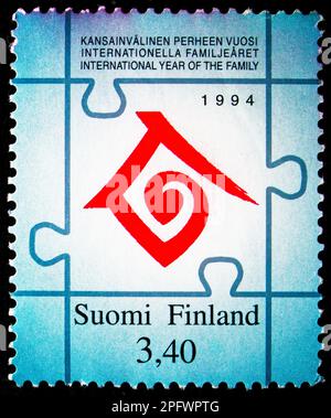MOSKAU, RUSSLAND - 17. FEBRUAR 2023: Der in Finnland gedruckte Poststempel zeigt das Internationale Jahr der Familie, ca. 1994 Stockfoto