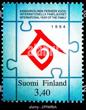 MOSKAU, RUSSLAND - 17. FEBRUAR 2023: Der in Finnland gedruckte Poststempel zeigt das Internationale Jahr der Familie, ca. 1994 Stockfoto