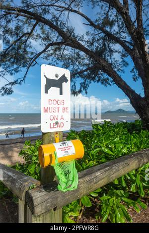 Hunde müssen auf einem Bleischild sein, entlang eines Hundebeutelspenders, Cairns Northern Beaches, Far North Queensland, FNQ, QLD, Australien Stockfoto