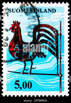 MOSKAU, RUSSLAND - 17. FEBRUAR 2023: In Finnland gedruckte Briefmarken zeigen Volkskunst, Wetterhahn der Kirvu-Kapelle (17. Jahrhundert), ca. 1977 Stockfoto