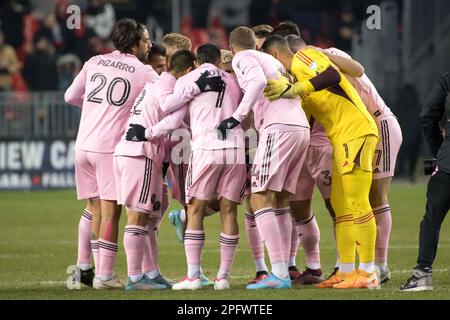 Toronto, Ontario, Kanada. 18. März 2023. Inter Miami CF-Spieler treffen sich vor dem MLS-Spiel zwischen dem Toronto FC und dem Inter Miami CF auf dem BMO Field in Toronto. Das Spiel endete 2-0 (Kreditbild: © Angel Marchini/ZUMA Press Wire) – NUR REDAKTIONELLE VERWENDUNG! Nicht für den kommerziellen GEBRAUCH! Stockfoto