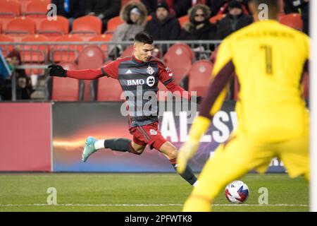 Toronto, Ontario, Kanada. 18. März 2023. Raoul Petretta #28 (L) in Aktion während des MLS-Spiels zwischen dem Toronto FC und dem Inter Miami CF auf dem BMO Field in Toronto. Das Spiel endete 2-0 (Kreditbild: © Angel Marchini/ZUMA Press Wire) – NUR REDAKTIONELLE VERWENDUNG! Nicht für den kommerziellen GEBRAUCH! Stockfoto