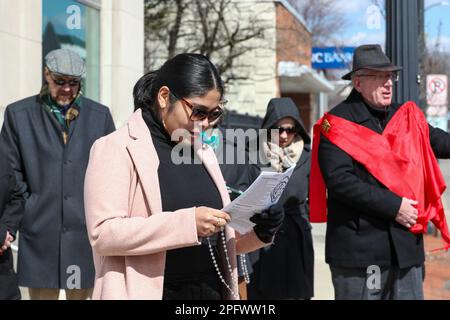 Berwick, Usa. 18. März 2023. Eine Frau führt während der Demonstration Demonstranten in einem Gebet an. Leute von der American Society for the Defense of Tradition, Family, and Property protestieren gegen eine Drag-BINGO-Spendenaktion für das Berwick Theater and Center for Community Arts. Kredit: SOPA Images Limited/Alamy Live News Stockfoto