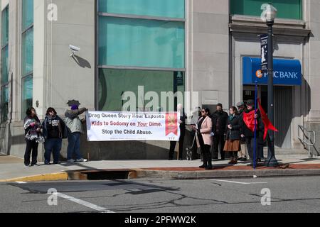 Berwick, Usa. 18. März 2023. Demonstranten mit einem Banner beteten gegenüber dem Theater, während das ausverkaufte Drag BINGO Event einige Meilen entfernt bei der Nescopeck Township Fire Company stattfand. Leute von der American Society for the Defense of Tradition, Family, and Property protestieren gegen eine Drag-BINGO-Spendenaktion für das Berwick Theater and Center for Community Arts. Kredit: SOPA Images Limited/Alamy Live News Stockfoto