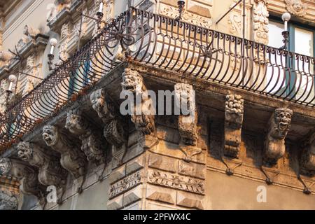 details im barocken Stil in der Dekoration der Balkone im Acireale, Sizilien, Italien Stockfoto