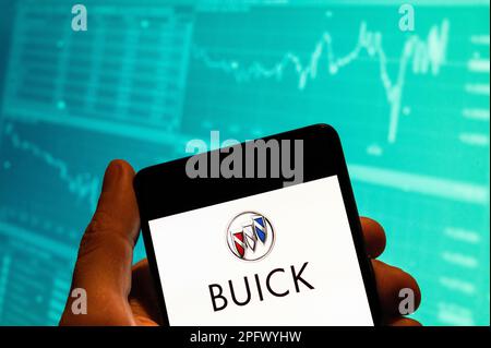 China. 19. Februar 2023. In dieser Fotoabbildung wird das Buick-Logo der amerikanischen Automobilmarke General Motors (GM) auf einem Smartphone mit einer Grafik des Börsenindex im Hintergrund angezeigt. Kredit: SOPA Images Limited/Alamy Live News Stockfoto