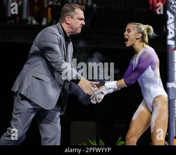 18. März 2023: Oliva Dunne von LSU wird vom Cheftrainer Jay Clark bei den SEC Gymnastics Championships 2023 in der Gas South Arena in Duluth, GA Kyle Okita/CSM Credit: CAL Sport Media/Alamy Live News, gratuliert Stockfoto