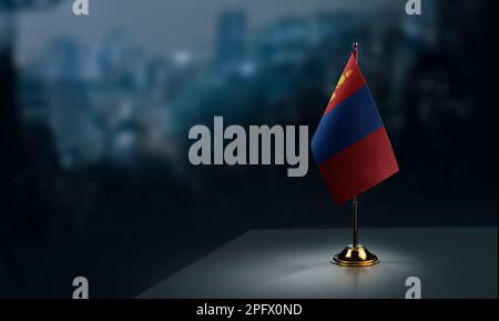 Kleine Flaggen der Mongolei auf abstraktem, verschwommenem Hintergrund. Stockfoto