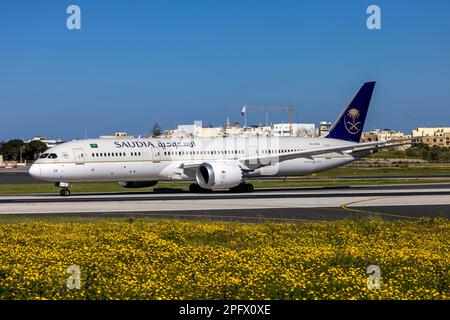 Saudia Saudi Arabian Airlines Boeing 787-9 Dreamliner (Reg.: HZ-AR23) von Malta nach einer Notlandung etwa 3 Stunden früher. Stockfoto