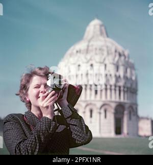 Amateurfotograf in den 1950er. Eine junge Frau im Urlaub in Italien fotografiert etwas schönes. 1958 Stockfoto