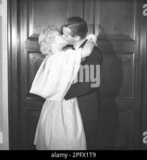 Küssen im 1960er. Jahrhundert. Ein Paar küsst leidenschaftlich beide mit geschlossenen Augen. Schweden 1963 Kristoffersson Ref CO24-4 Stockfoto