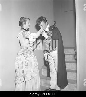 Kuss auf die Hand. Ein Paar in historischer Kleidung, wo der junge Mann ihre Hand hält und küsst. Schweden 1951 Kristoffersson Ref BE86-7 Stockfoto