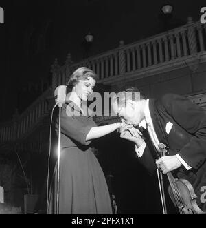 Kuss auf die Hand. Die junge Frau, die vielleicht eine Sängerin ausstreckt, damit der erste Geiger küsst. Schweden 1950 Kristoffersson Ref AX72-12 Stockfoto