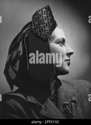 Hut-Mode in den 1940er. Eine junge blonde Frau zeigt ein kreatives Kopfstück mit Krawatten als Teil der Kreation.Schweden 1942 Kristoffersson Stockfoto