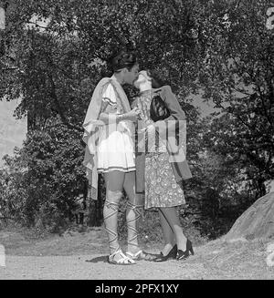 Historische Romantik. Ein junges Paar, das sich küsst. Er trug sein römisches Theaterkostüm und sie trug ihre typischen 1940er Kleider, ein Kleid und einen Mantel. Vielleicht ein Glückskuss, bevor er auf die Bühne geht. Wer weiß. Schweden 1946 Kristoffersson Ref U106-4 Stockfoto