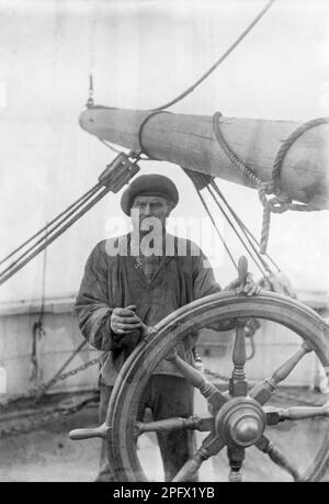 Steuermann auf dem Schiff Antarktis und Otto Nordenskjöld's Expedition in die Antarktis 1901-1903. Otto Nordenskjöld. 1869-1928. Schwedischer Geologe und Polarforscher. Berühmt für die schwedische Antarktis-Expedition 1901-1904 Stockfoto