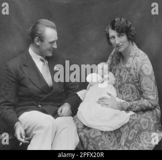 Märtha aus Norwegen, 1901-1954, schwedische Prinzessin und Kronprinzessin aus Norwegen, 1929 mit ihrem Cousin Kronprinz Olav, später König Olav V. aus Norwegen, verheiratet. Hier mit ihrem Mann und ihrer ältesten Tochter Prinzessin Ragnhild im Jahr 1930 Stockfoto