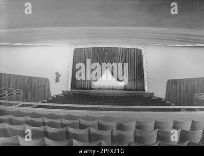 Kino in den 1940er Jahren. Das Interieur eines typischen Kinos mit Sitzplätzen in der Nähe der Leinwand und auf dem Balkon. Der Bildschirm ist teilweise mit Gardinen bedeckt. Schweden 1940er Stockfoto