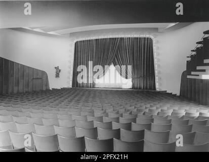 Kino in den 1940er Jahren. Das Interieur eines typischen Kinos mit Sitzplätzen in der Nähe der Leinwand und auf dem Balkon. Der Bildschirm ist teilweise mit Gardinen bedeckt. Schweden 1940er Stockfoto