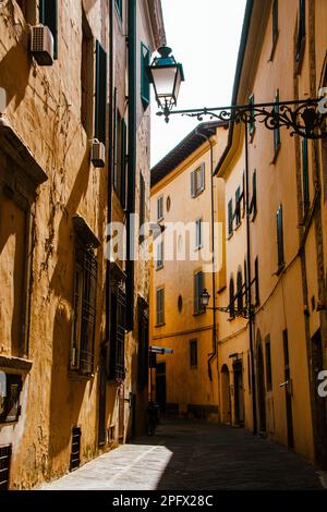 Enge Straße im historischen Zentrum von Pistoia, Toskana, Italien Stockfoto