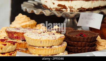 Waldobsttörtchen, Schokoladentörtchen mit Salzkaramell und Zitronentörtchen werden am Konditorstand auf dem Bauernmarkt in Prag ausgestellt. Nr. p Stockfoto
